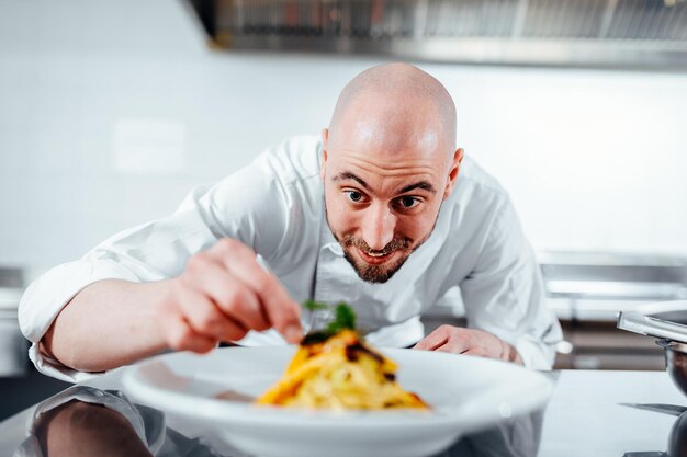 chef pregătind un fel de mâncare